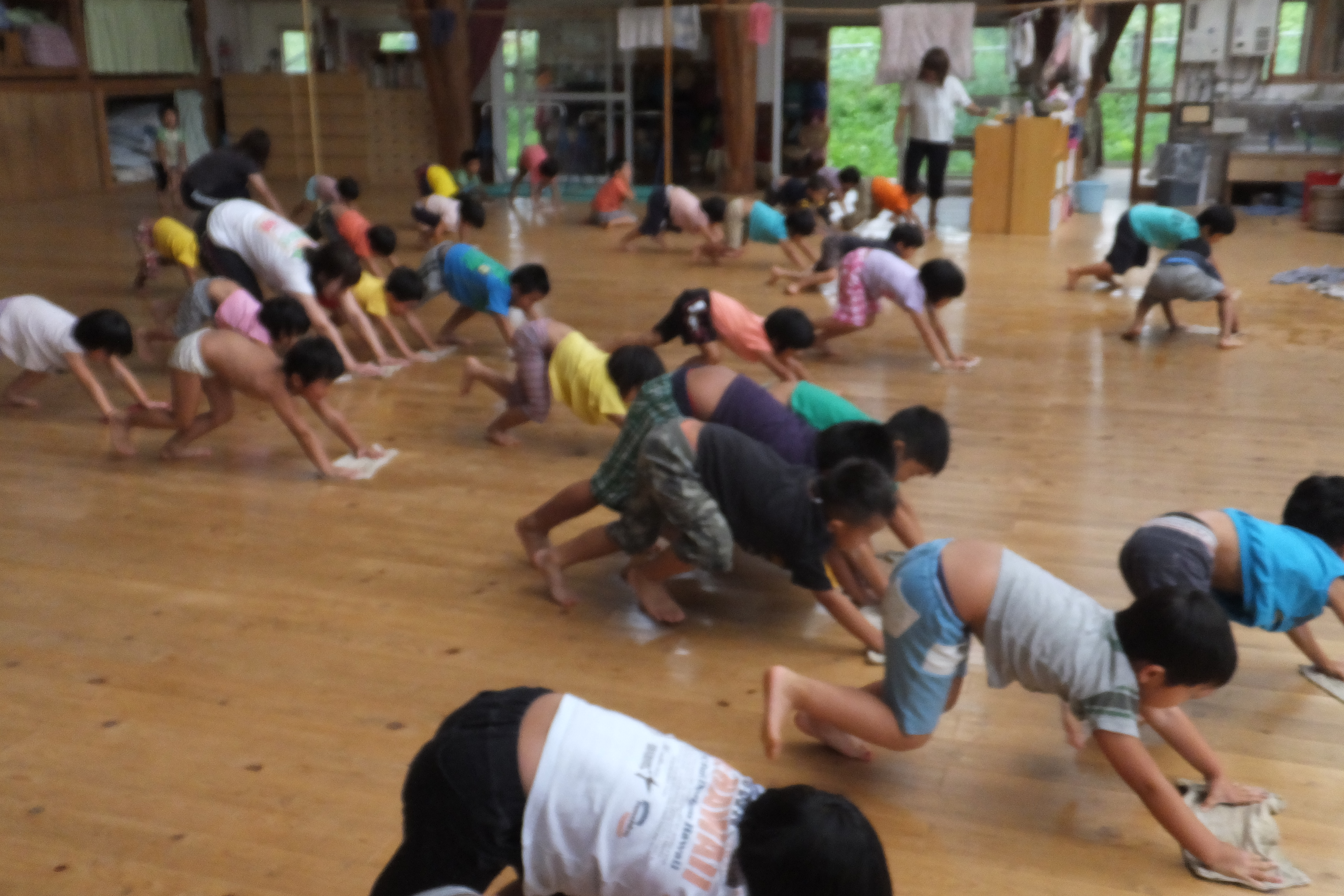 保育の風景 行くぞ みんなでぞうきんがけ つくしの子保育園運営協議会のブログ Since 11